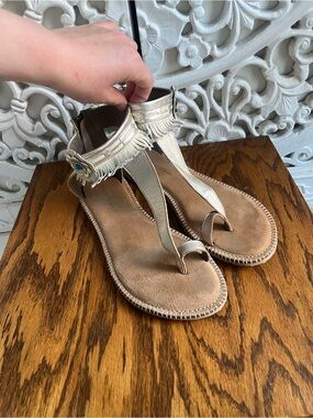 Manitobah Leather Fringe Flower Thong Sandals Champagne Gold Size 10